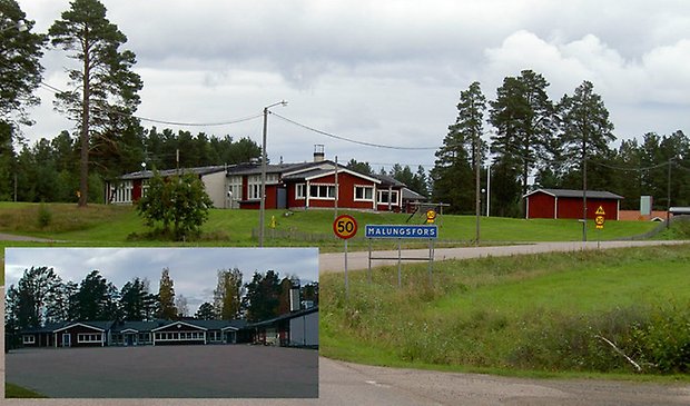 Bild på Malungsfors skola, röd och vit tegel- och träbyggnad. Vägskylt med texten Malungsfors