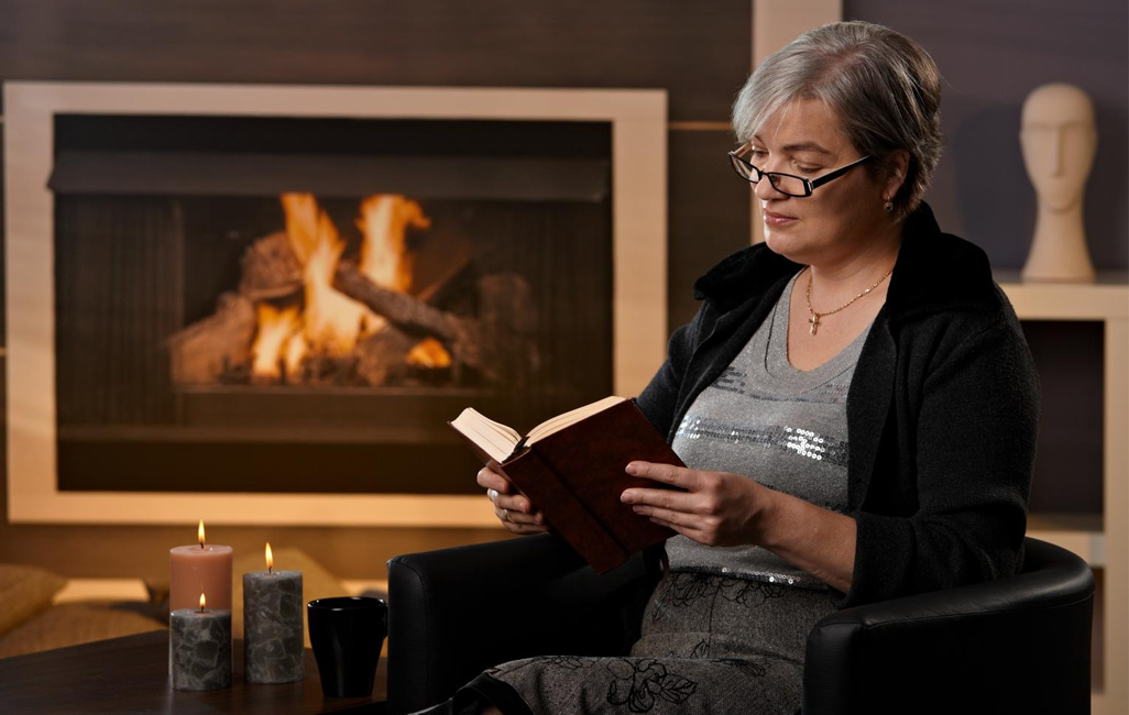 Kvinna sitter och läser bok