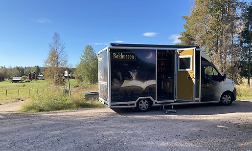 Bokbussen på vinterväg mellan Sörsjön och Rörbäcksnäs