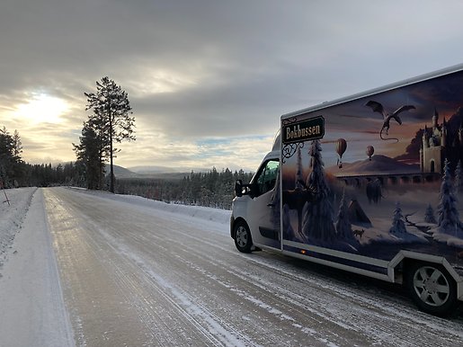 Bokbussen på vinterväg mellan Sörsjön och Rörbäcksnäs